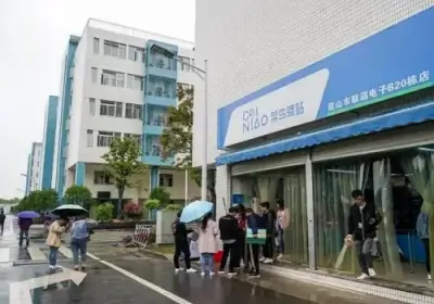 택배-보관소에서-상품을-찾으러-들어가는-고객들