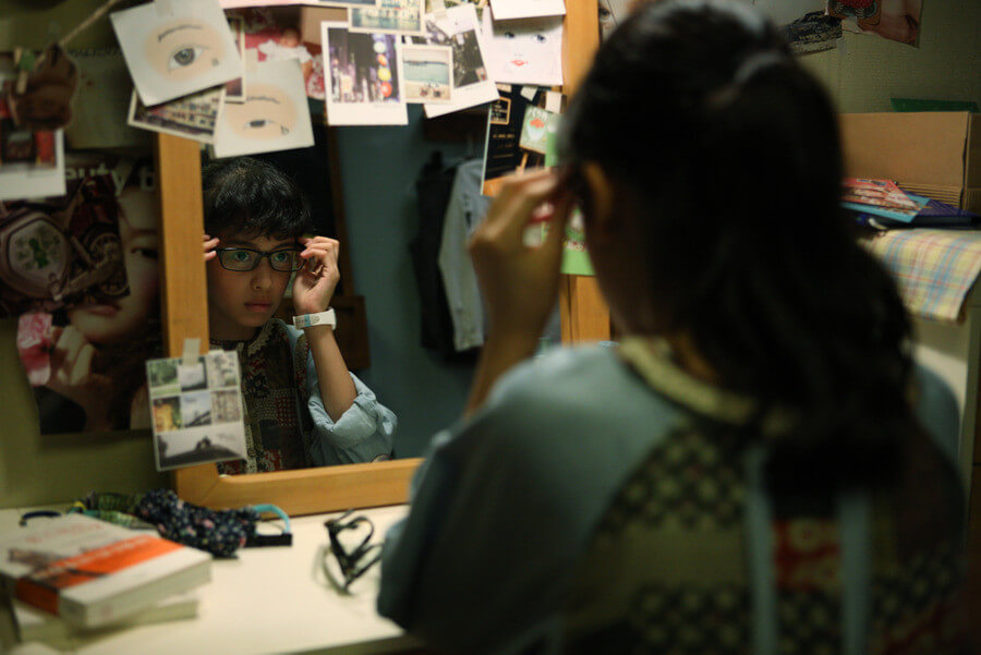 거울을 보고 안경을 껴보는 사춘기 성아