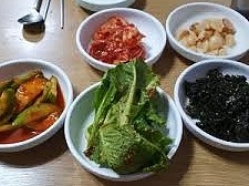 나물반찬 여러 접시