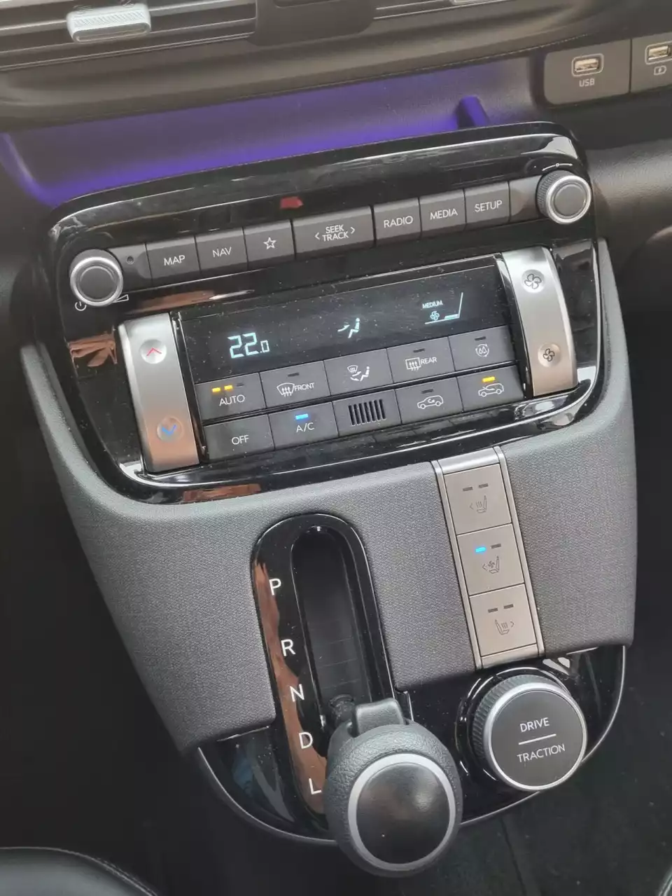 기어 노브를 D 레인지에서 더 내리면 L 모드가 됩니다.