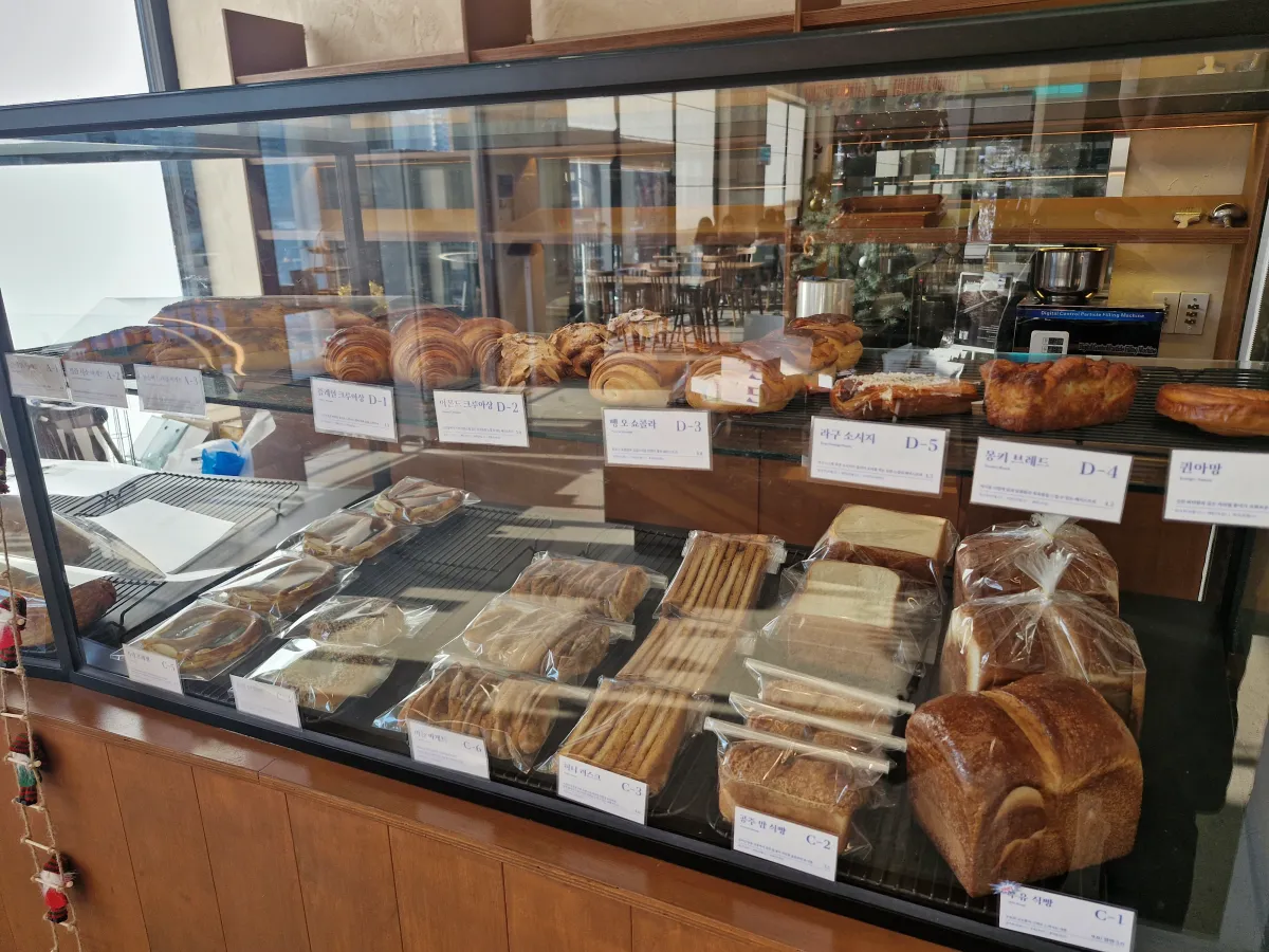 진열대에-빵이-진열되어-있는-모습