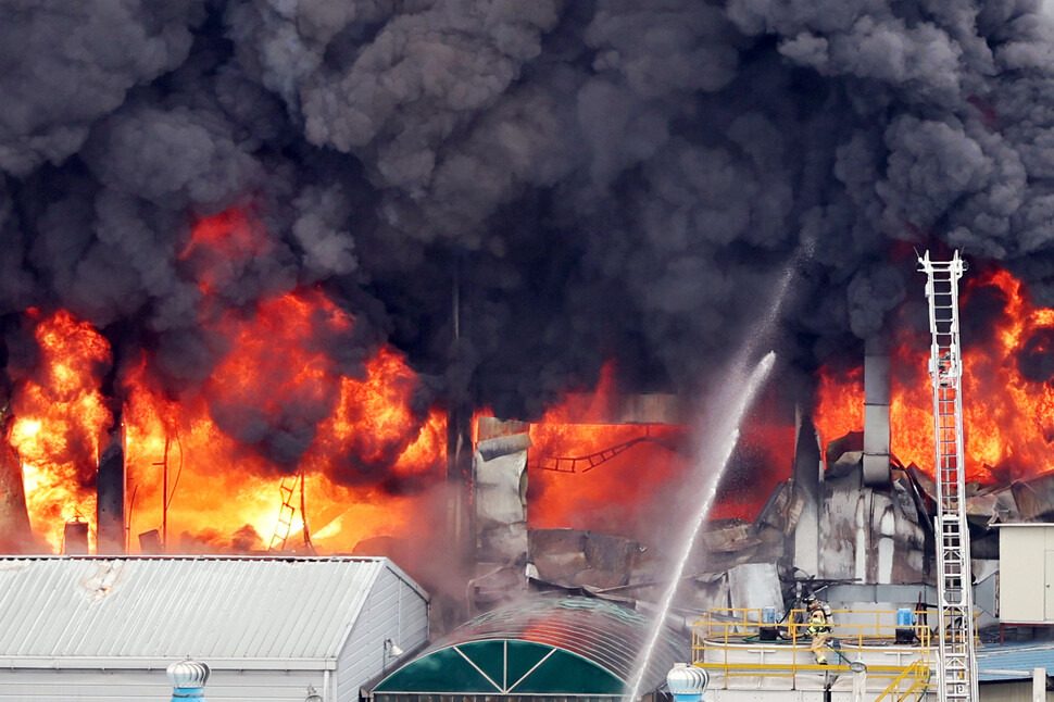 타이어 공장 내부에 적재된 생고무로 인해 확대된 화재 규모