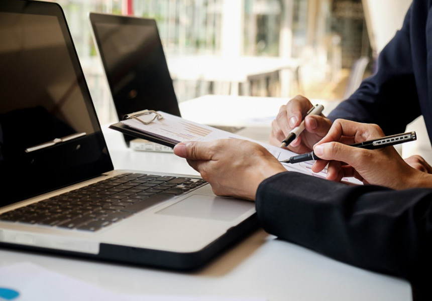 은행 창구에서 주택담보대출 상담을 받는 모습