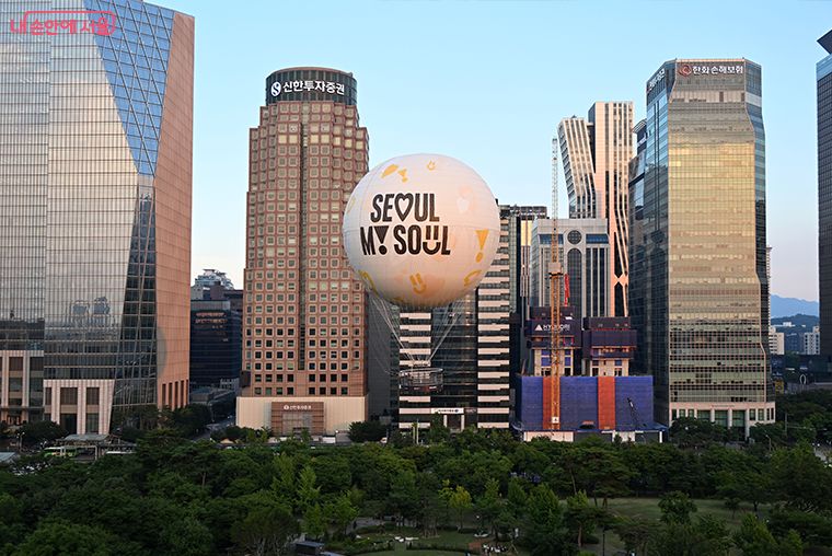 서울달 공중에 뜬 모습