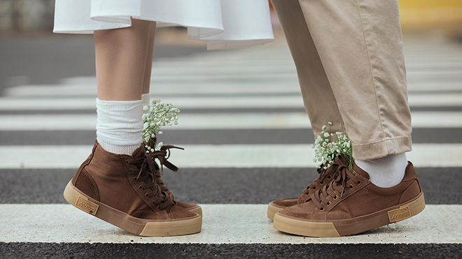 사용자 맞춤형 쿠셔닝과 탄성을 제공하는 고성능 런닝화의 디테일 컷