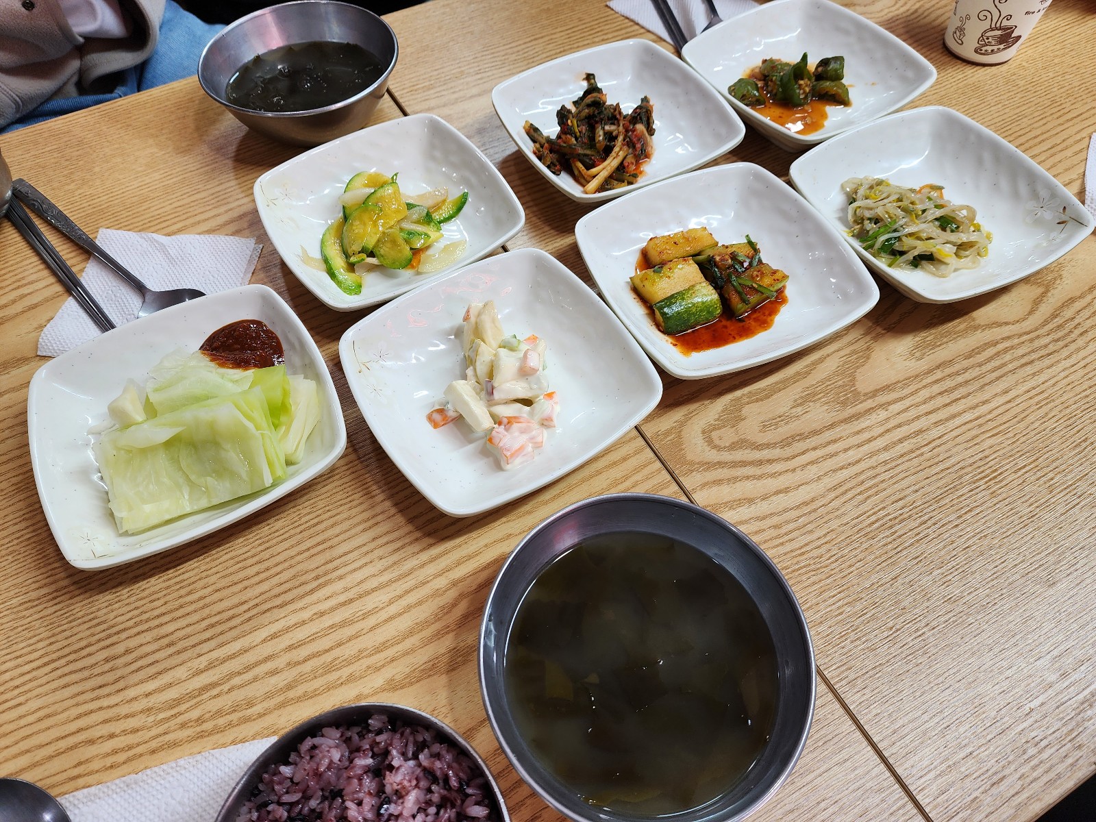 추가 반찬과 국