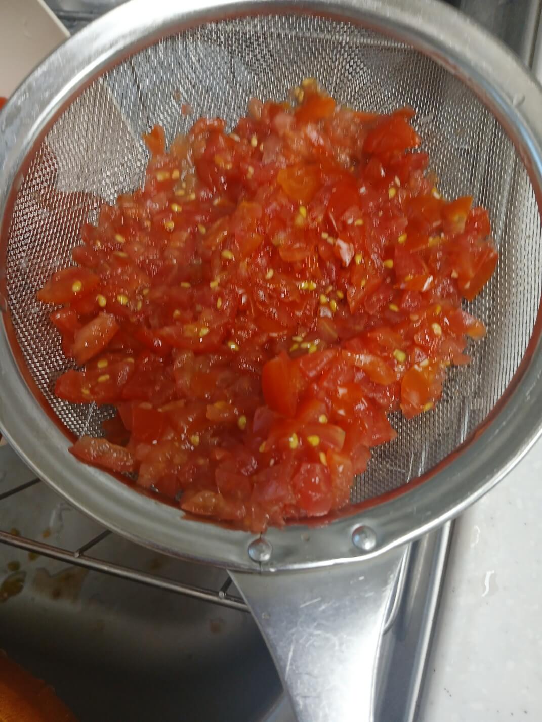 채에 넣어 수분을 뺀 다진 토마토
