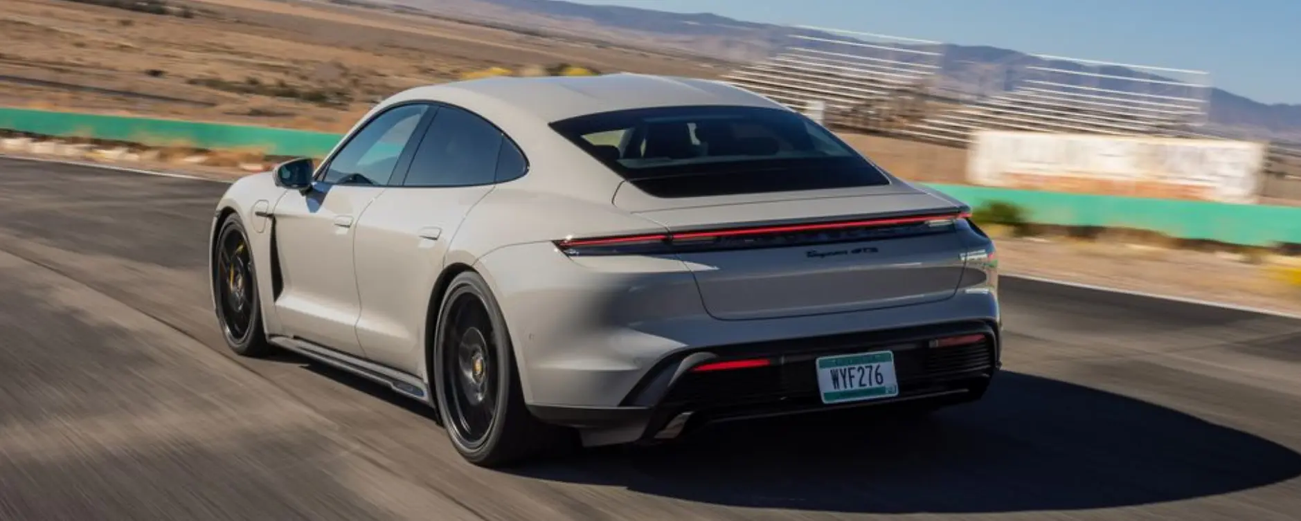 2024-포르쉐-타이칸-GTS가-주행하는-사진으로-후방에서-찍은-사진