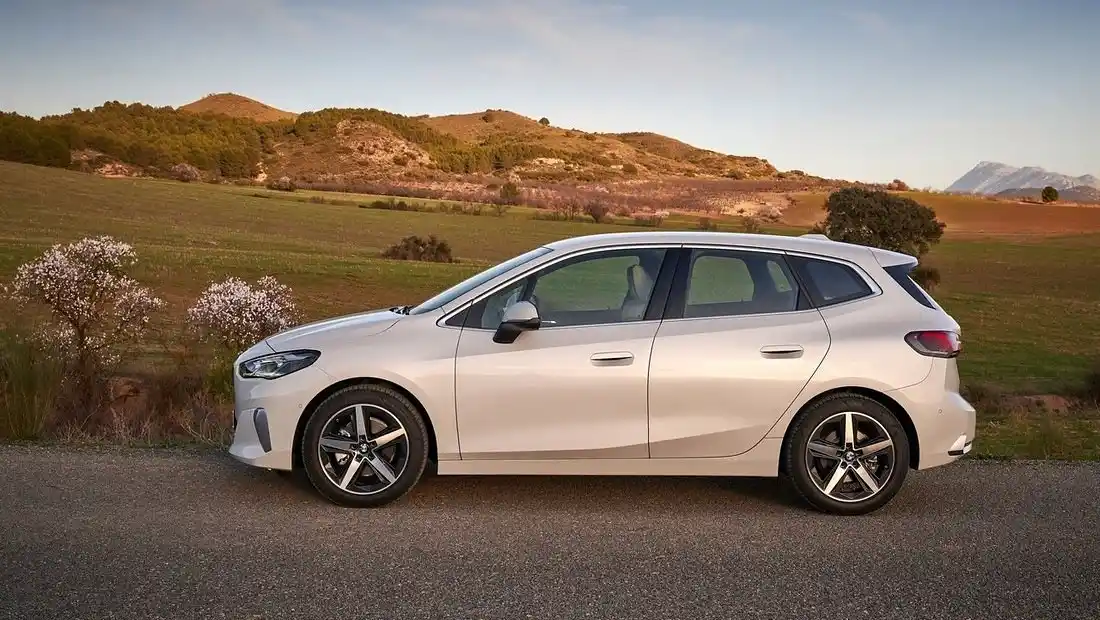 BMW 뉴 2시리즈 액티브 투어러 가격 실구매가 모의견적 제원 옵션 카탈로그 가격표 디자인 실내 트렁크 색상 총정리