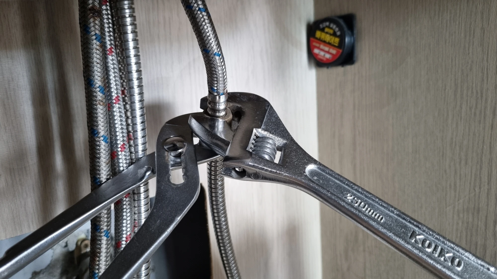 연결 너트 푸는 방향