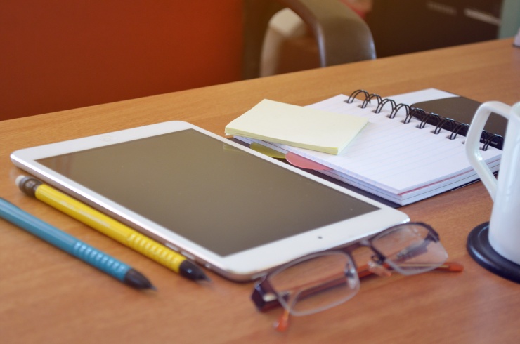 책상-위에-핸드폰-안경-볼펜-포스트잇-테블릿-놓여-있다