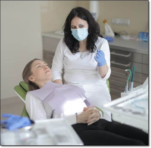 월경성 치은염 치료 중인 여성