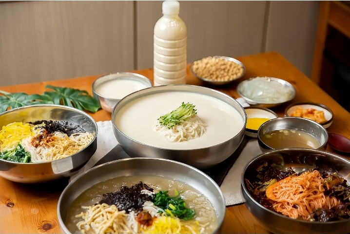 콩국물이 크림스프같이 부드럽다는 후기가 곳곳에서 보이는 이곳은 서가원국수