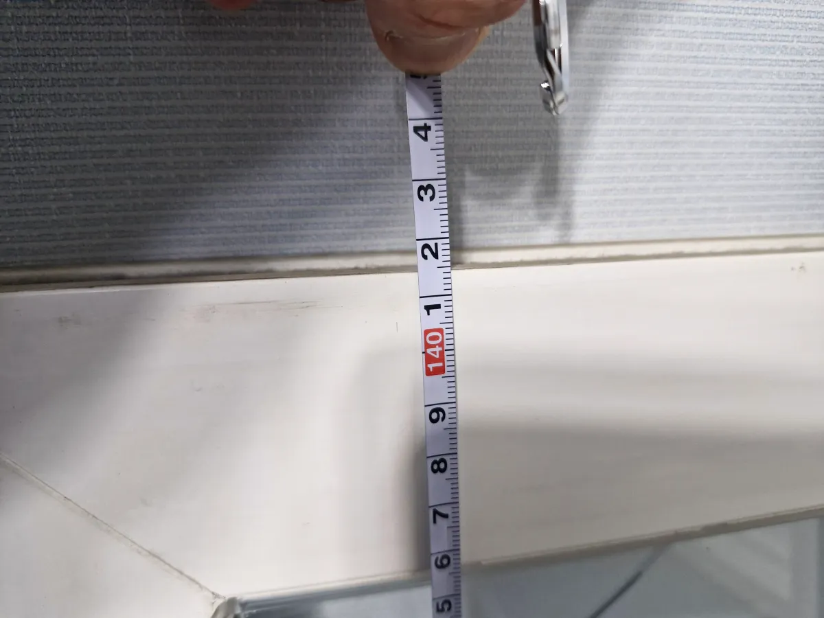 줄자로-창문-세로길이를-재고-있는-모습