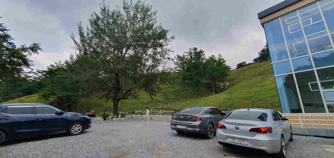 초록뿔언덕 카페 주차장