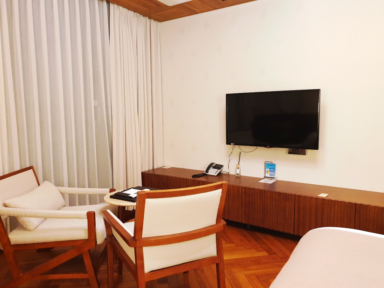 텔레비전_탁자와 의자