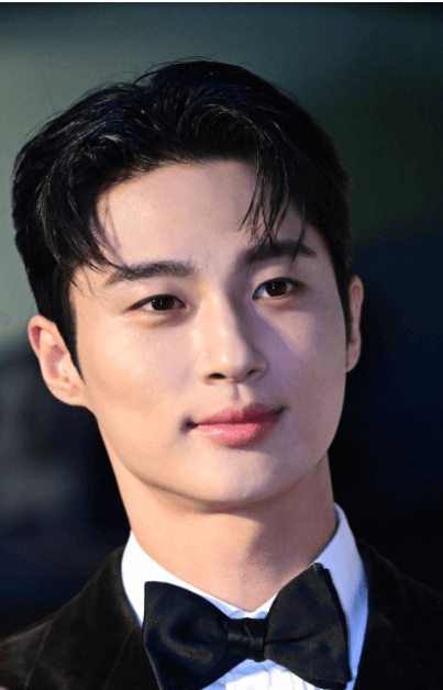 변우석-턱시도-입은-사진