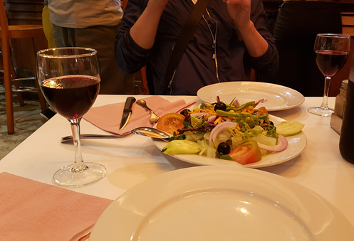 레드 와인과 신선한 샐러드로 시작하는 스페인식 만찬