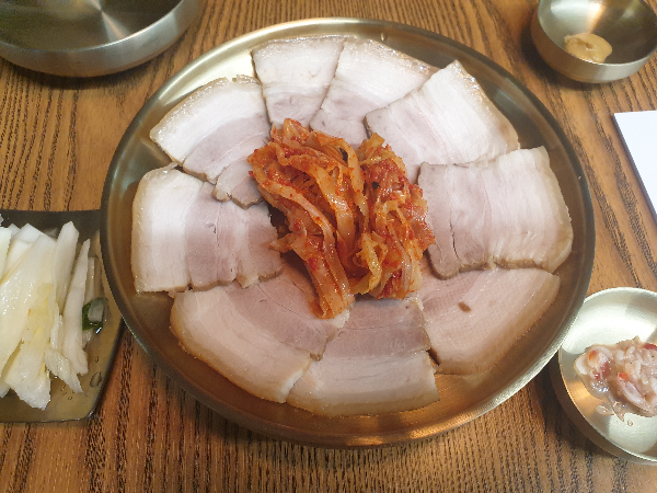 9점의 고기가 올려져 있는 편육 쟁반