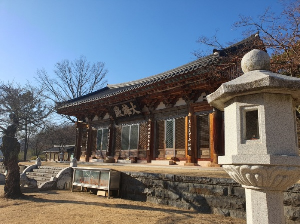 석등과 대웅전