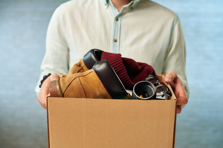 종이박스에 물건 버리기