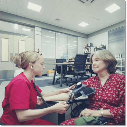 건강 검진 받는 노인