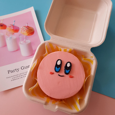 자연광 아래서 핸드폰으로 촬영한 레터링 케이크 사진, 깔끔한 배경지 활용