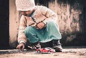 혼자 못 노는 아이