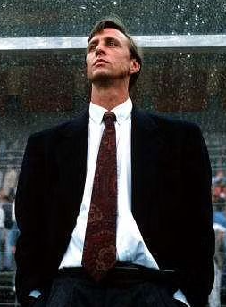 경기를 지켜보고 있는 크루이프 감독