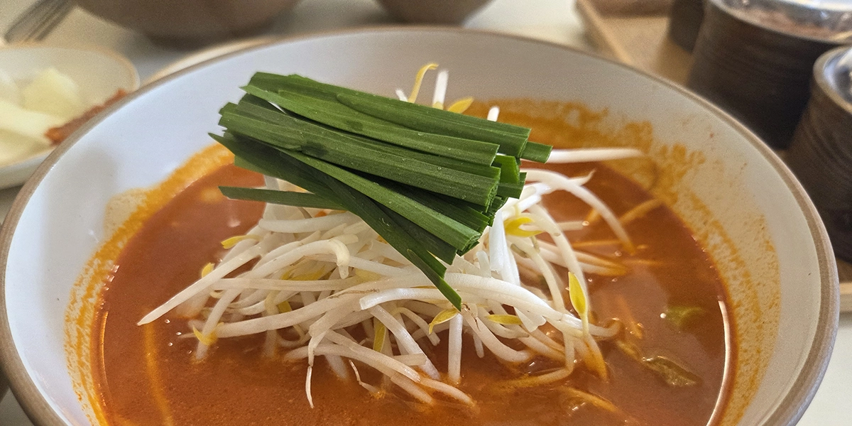 순대국 위에 숙주와 부추가 올라가 있다