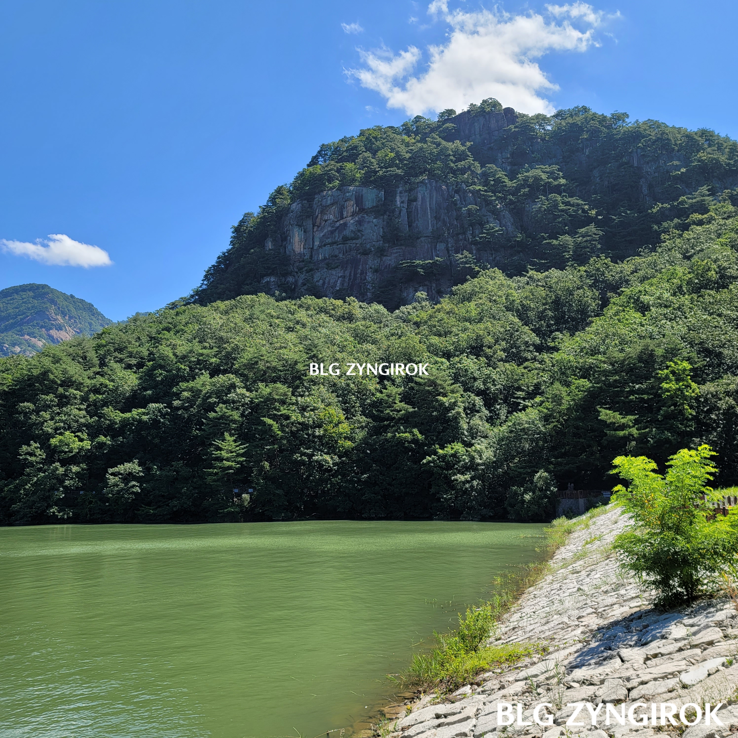 산정호수에서-바라본-악산의-모습이다.
