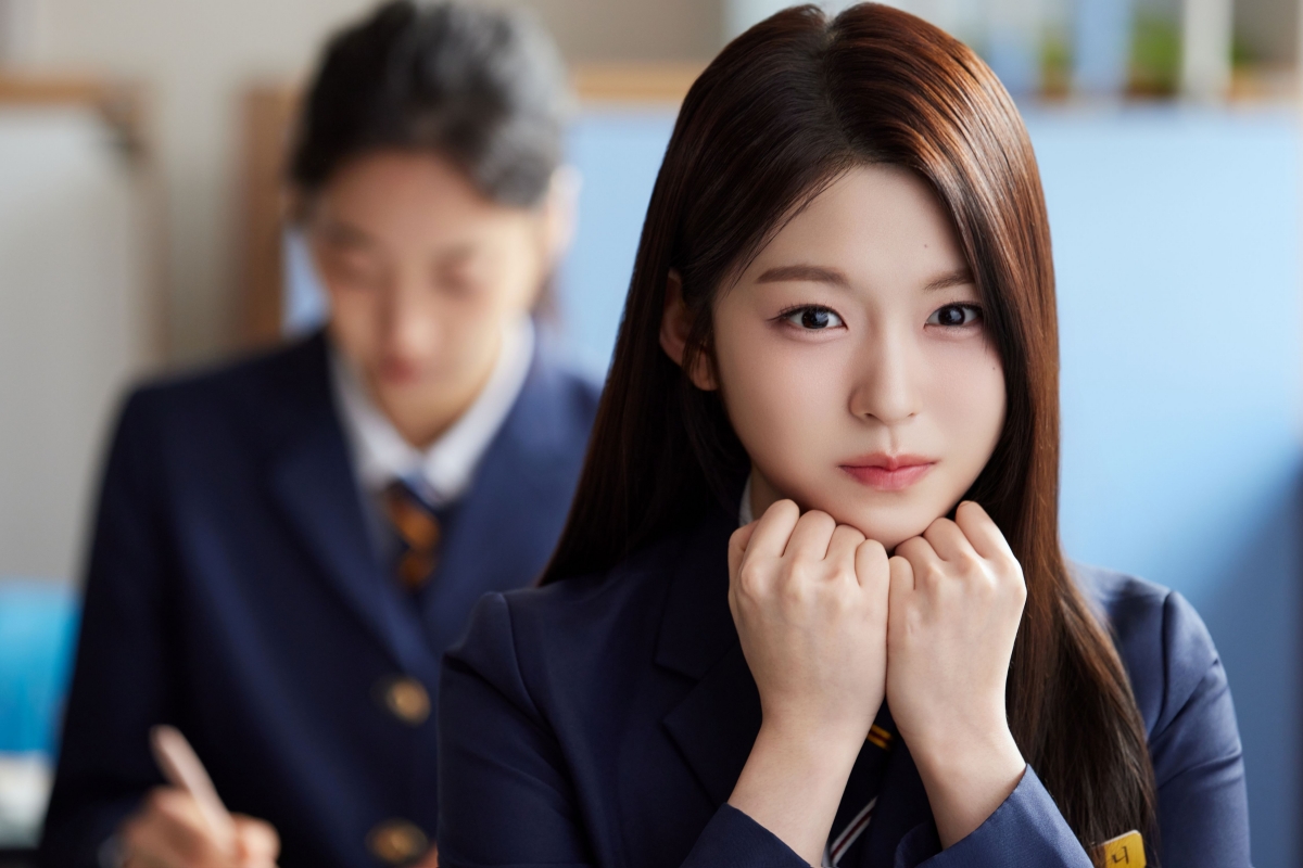 교실에서 교복을 입고 앉아 있는 최애 데뷔 최애니 역 황지아