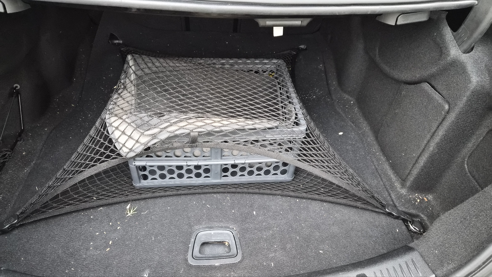 벤츠 트렁크 내부에 폴딩박스를 넣고 러기지 네트로 고정한 모습