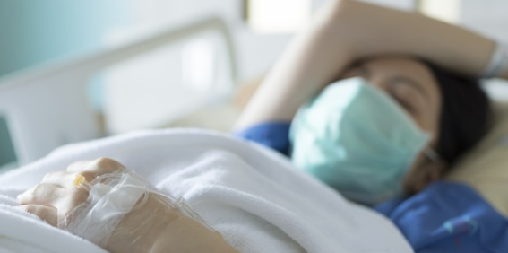 병원침대에-누워있는-환자