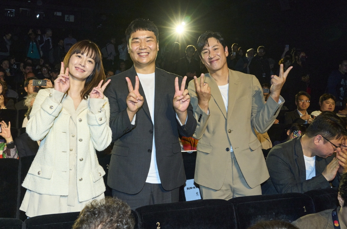 영화 잠 정보, 줄거리, 감독, 100만 관객 돌파