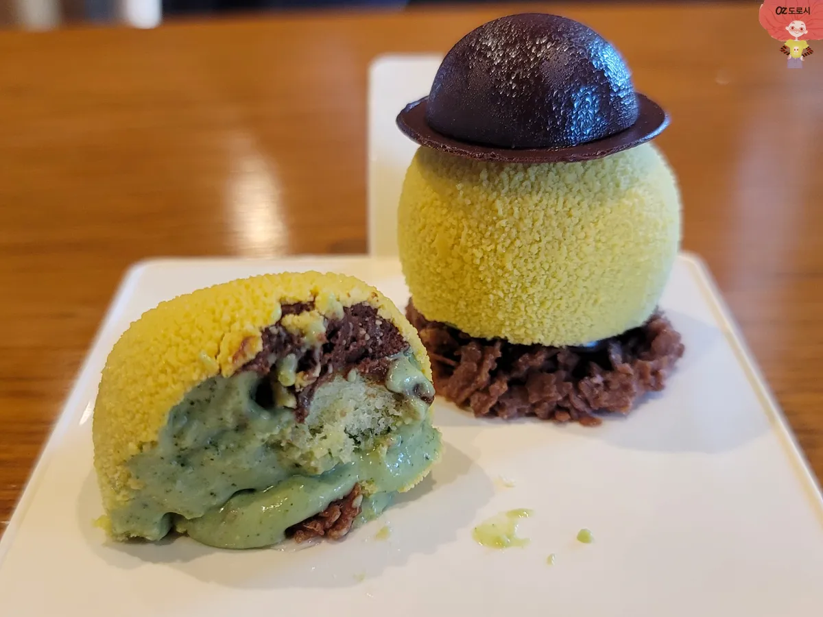 인천-중구-영종도-네스트호텔-쿤스트라운지-애트터눈-티-세트-녹차-초코-무스-속내용물-컷사진