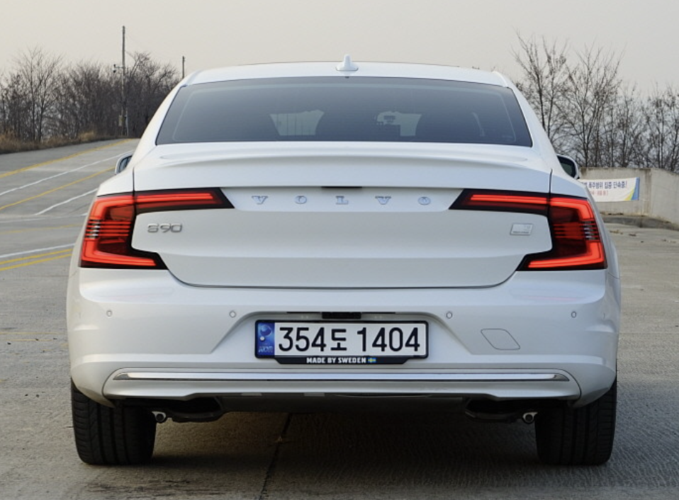 BMW 530e 경쟁 모델 : 벤츠 E300e 볼보 S90 T8