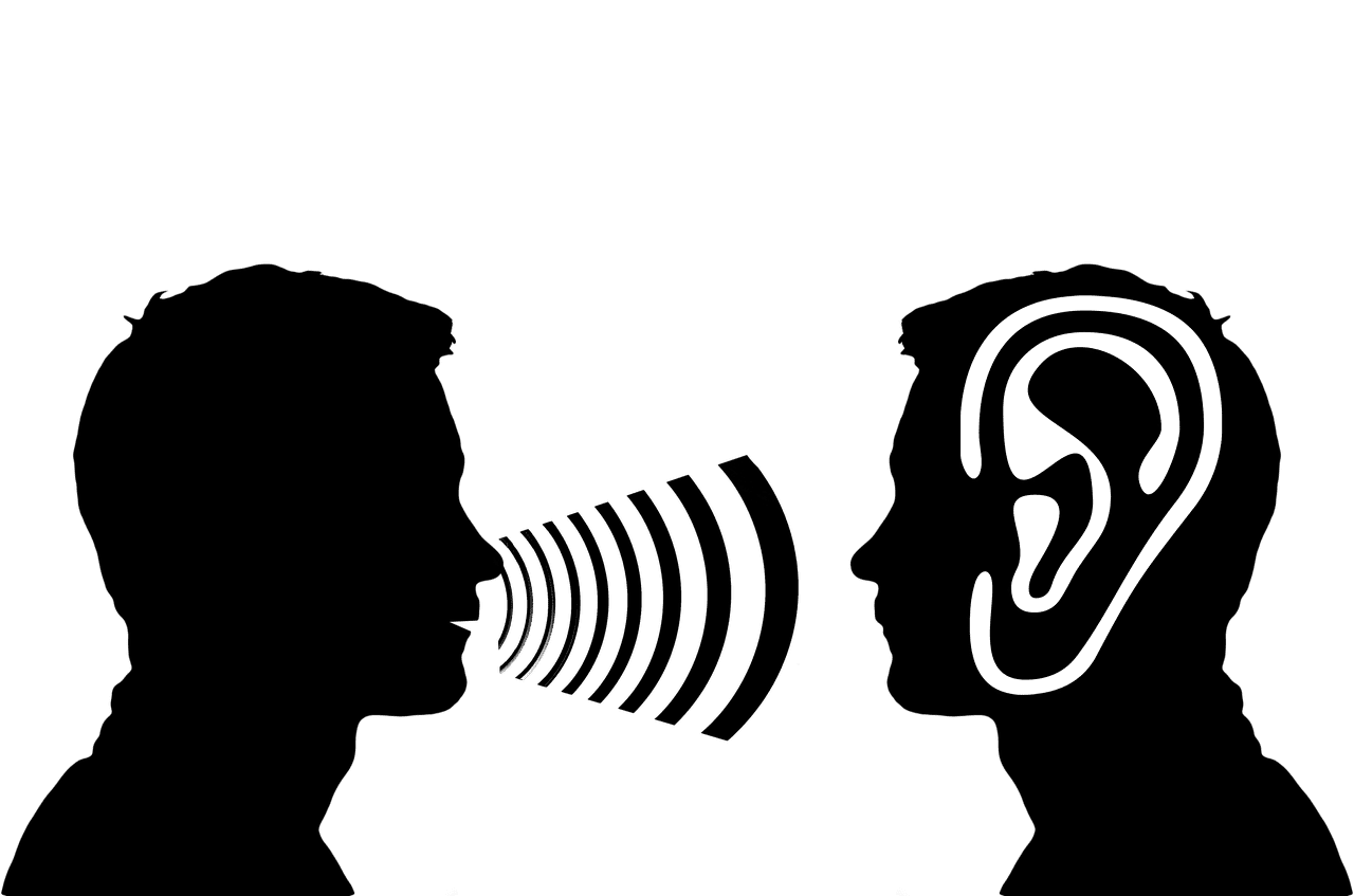 노인성 난청으로 인해 상대방이 크게 이야기하고 귀담아듣는 모습