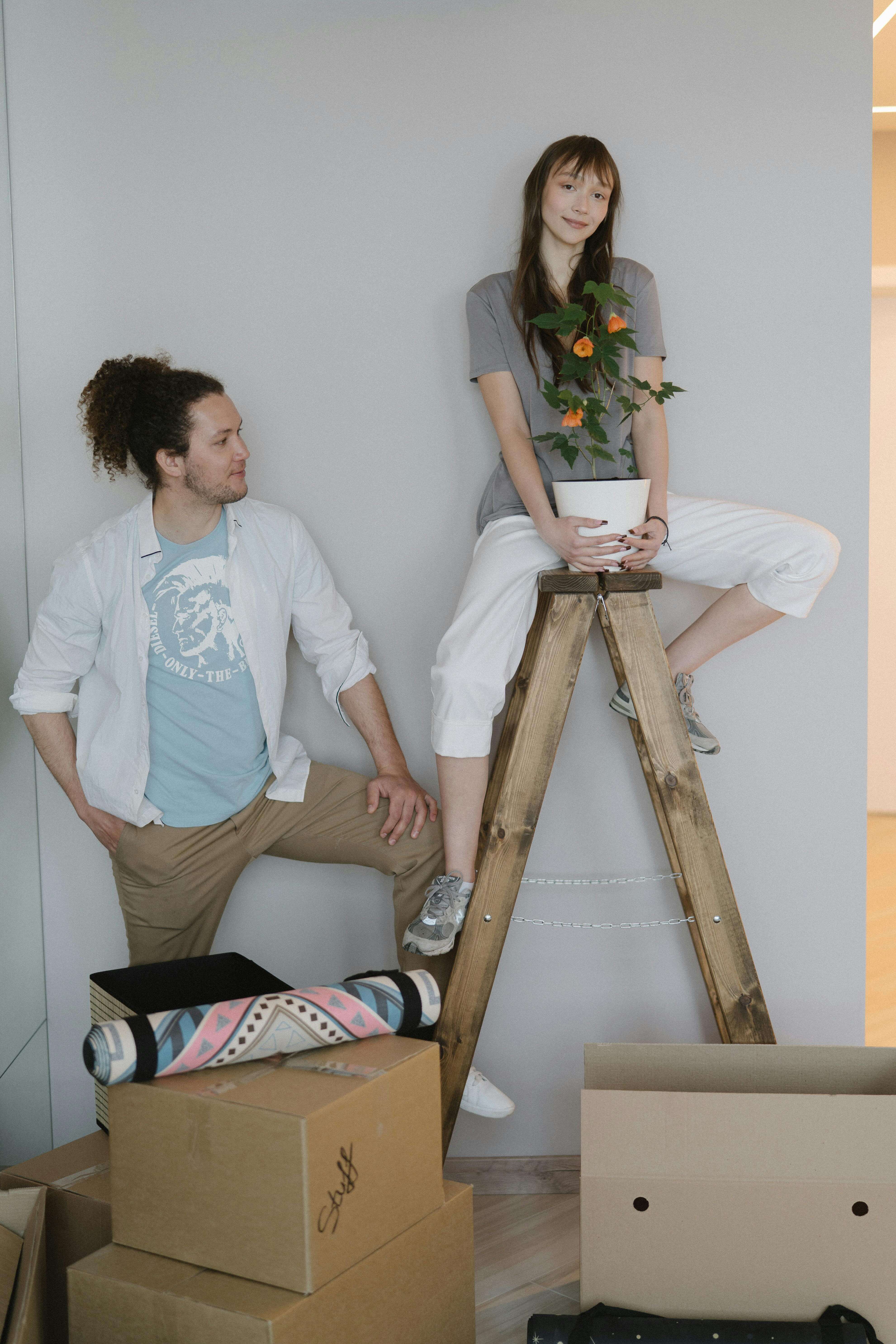 주택을 임대하여 이사하고 있는 청년들의 모습