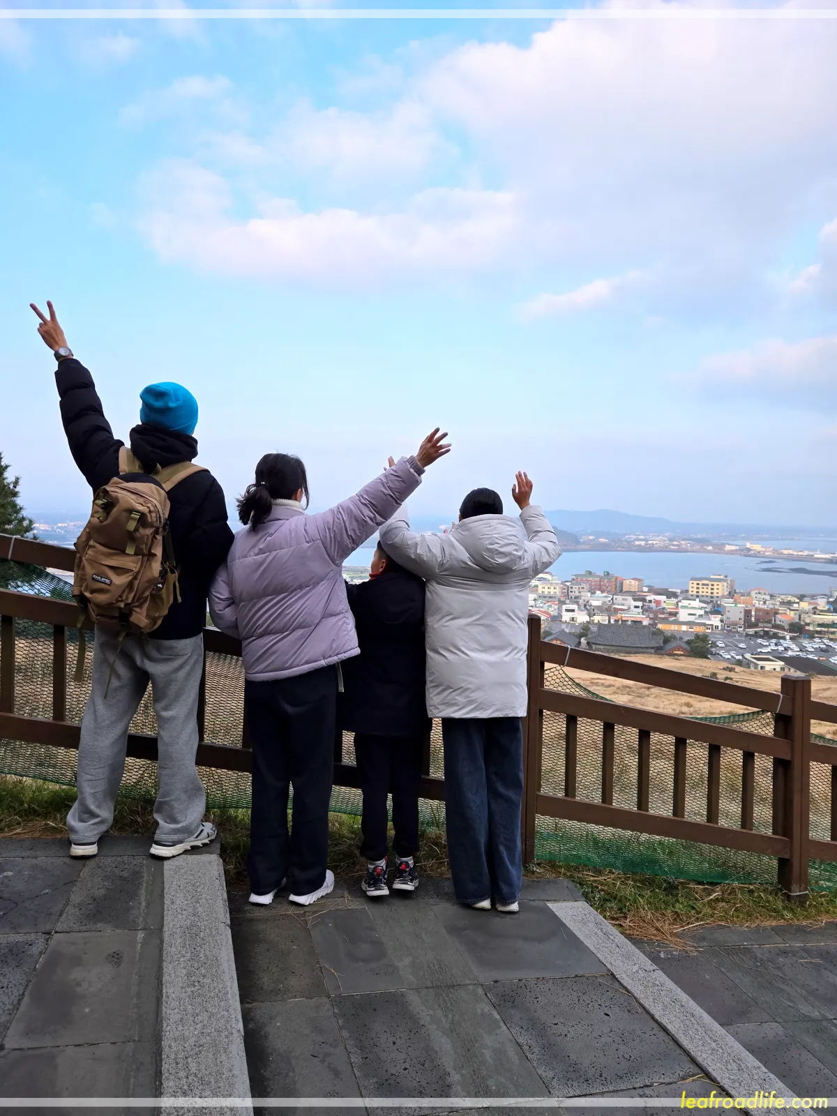 제주-여행-성산일출봉-내려가는길에-찍은-가족사진