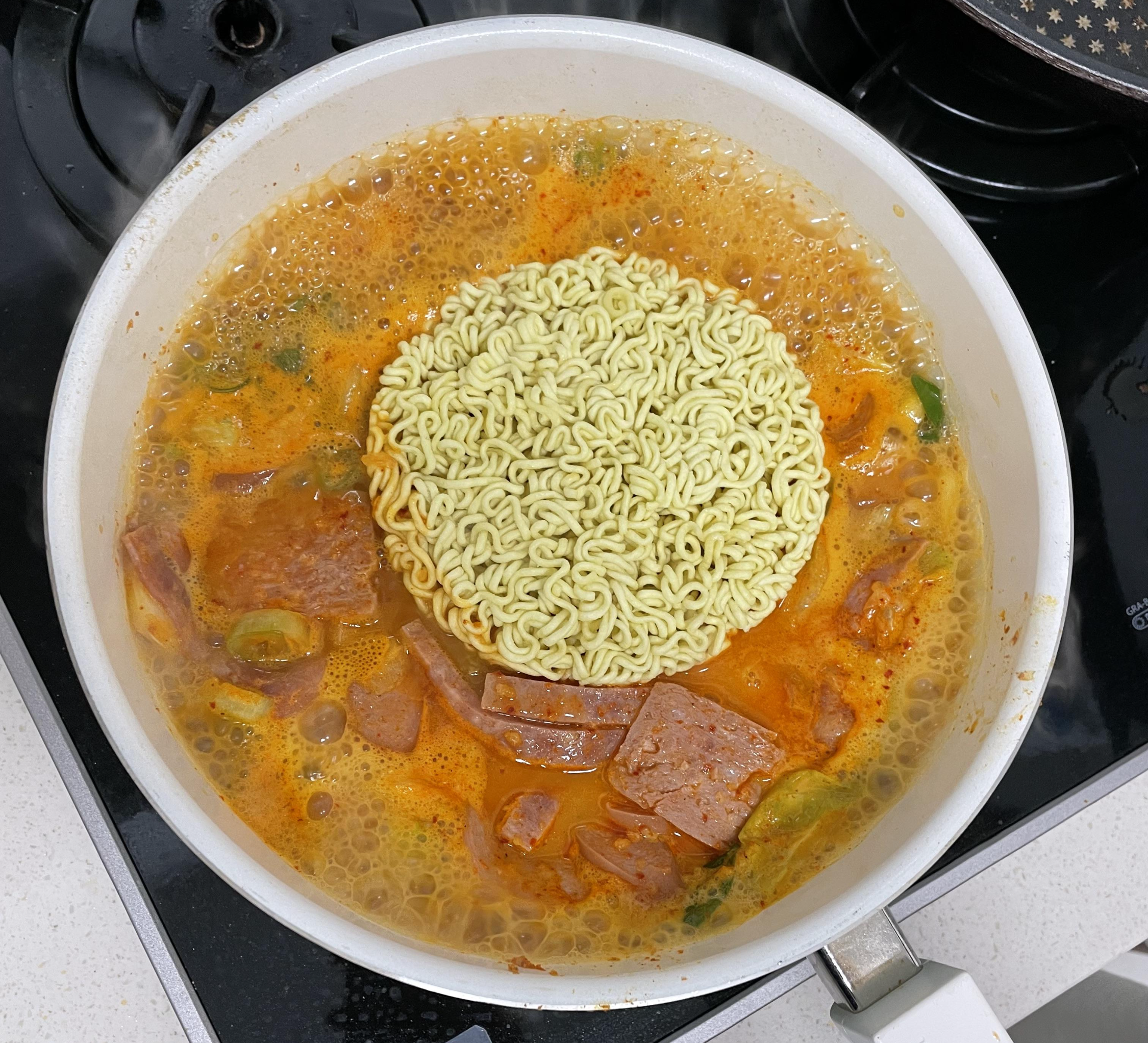 401햄폭탄치즈 부대찌게와 라면