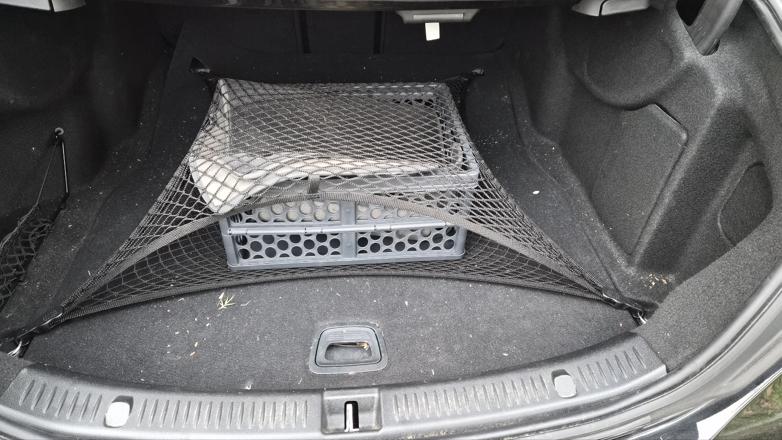 차량 트렁크에 그물망과 폴딩박스가 설치되어 있는 모습
