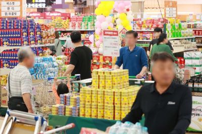 서울의 한 마트에서 식품을 구입하고 있는 시민들