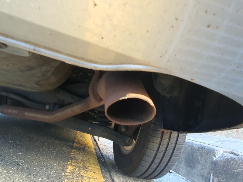 노후된-자동차-배기구