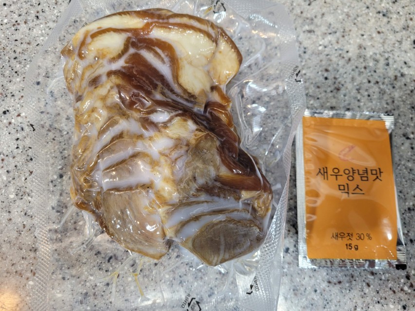 노브랜드 쫄깃한족발 패키지 밀봉된 족발과 새우양념맛믹스