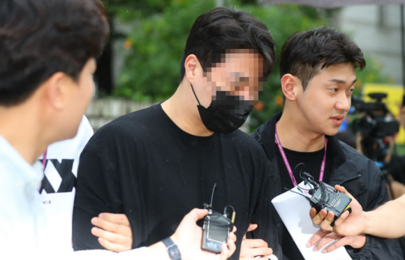 향정신성 의약품에 취해 차를 몰다가 행인을 쳐 숨지게 한 이른바 '압구정 롤스로이스' 가해 남성이 1심에서 징역 20년을 선고받았다. 사진은 2023년 8월 11일 신 모 씨가 서울중앙지법에서 열린 특정범죄가중처벌등에관한법률 위반(위험운전치상) 혐의 관련 구속 전 피의자 심문(영장실질심사)을 마친 후 호송차로 이동하고 있는 모습. [사진=뉴시스]