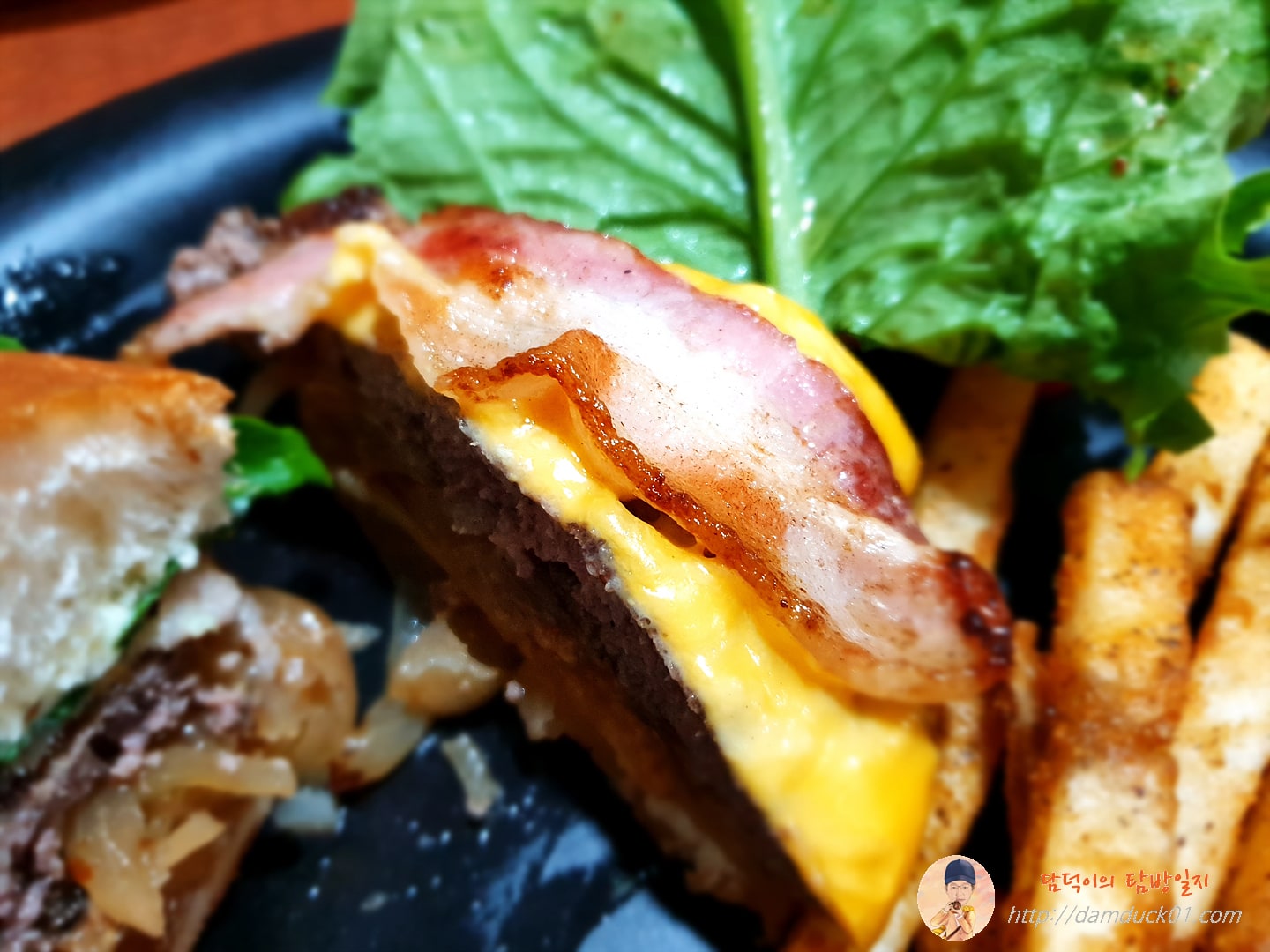 잘 구워진 베이컨과 치즈