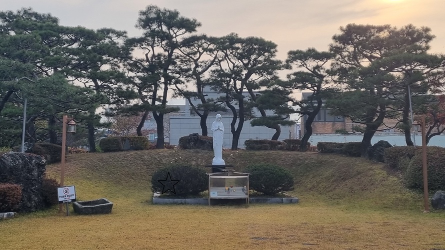 충주 봉방동성당 성모동산 성모 상 사진