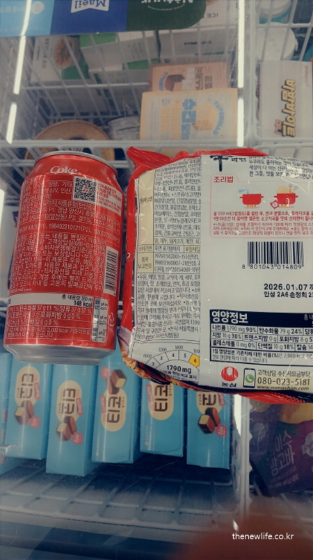 편의점 진열대에 놓인 라면과 콜라