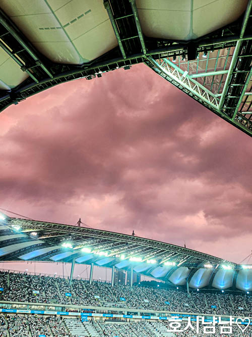 핑크빛 하늘 아래 열린 마지막 경기 풍경